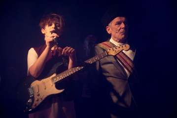 The Singer: Sarah Swire Azdak: Christopher Fairbank Photo: Alan McCredie