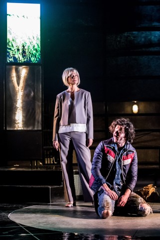 Mond (Sophie Ward) and John (William Postlethwaite) 