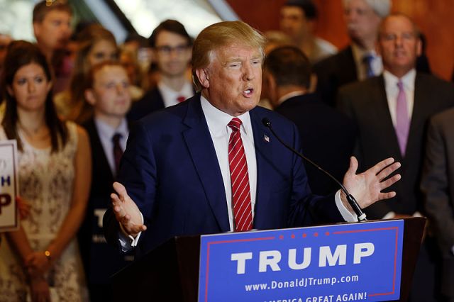 Donald_Trump_Signs_The_Pledge_17